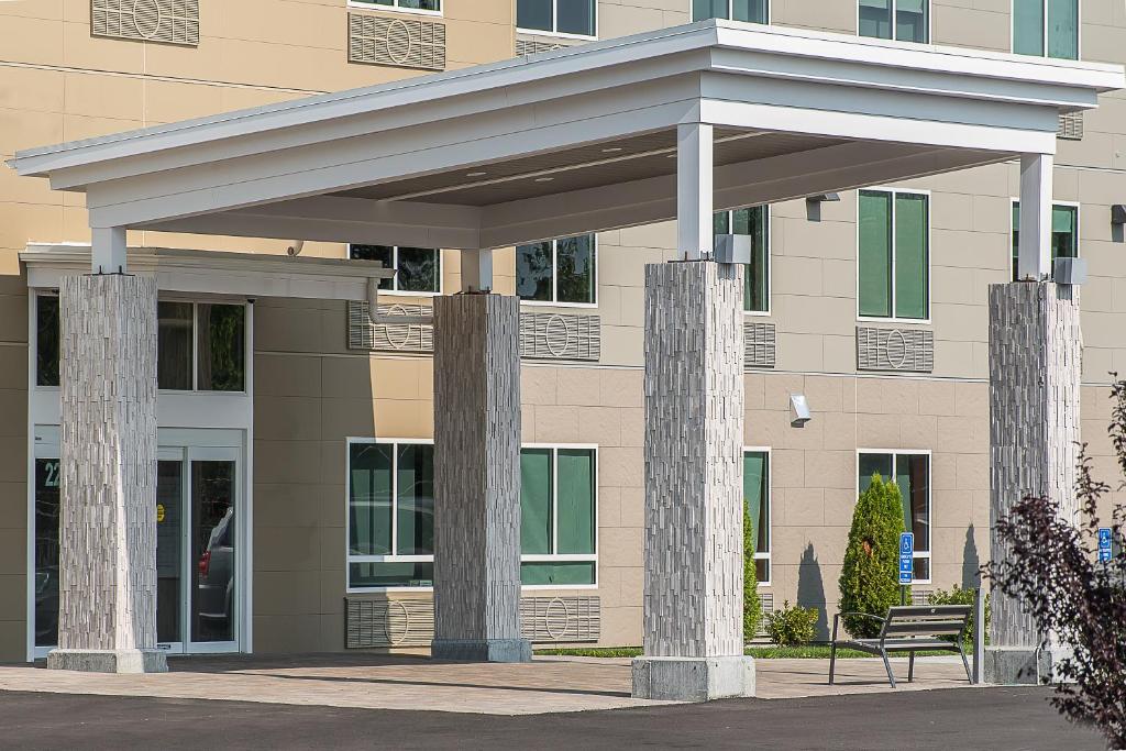 Holiday Inn Express & Suites Norwood an IHG Hotel - image 5