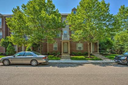 Charming Novi Townhome with Neighborhood Pool!