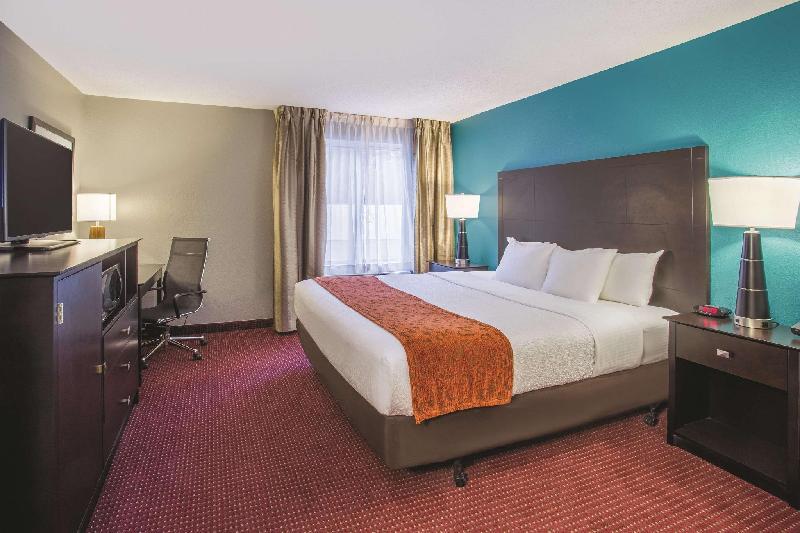 La Quinta Inn & Suites by Wyndham O'Fallon - St. Louis - image 3