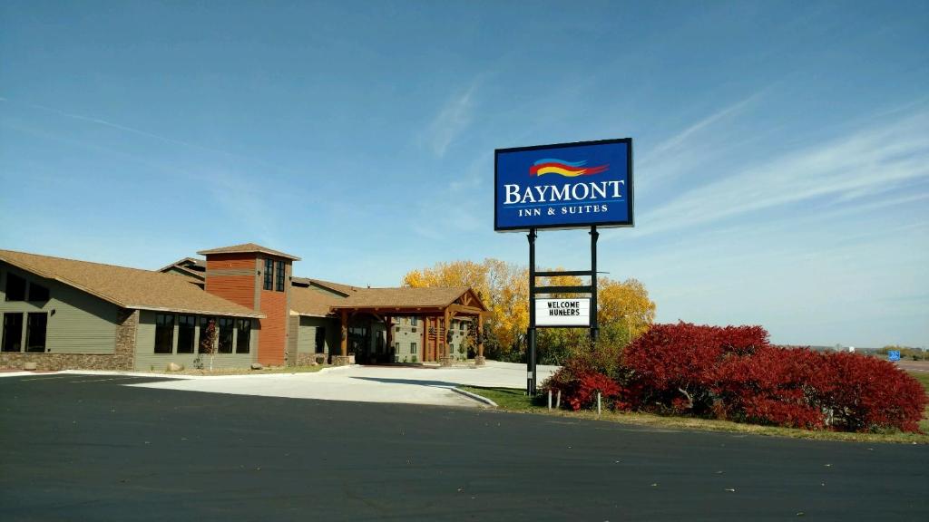 Baymont by Wyndham Oacoma - main image