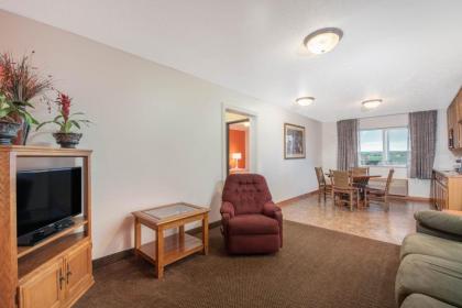 Howard Johnson by Wyndham Oacoma Hotel & Suites - image 15