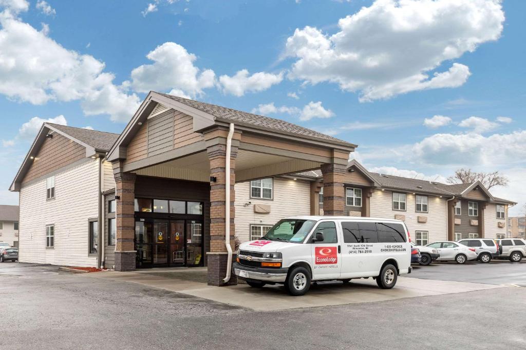 Econo Lodge Milwaukee Airport - main image