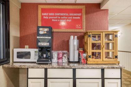 Econo Lodge Milwaukee Airport - image 11