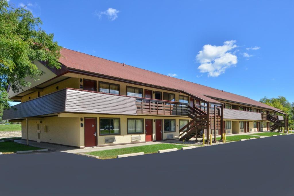 Red Roof Inn Milwaukee Airport - image 6