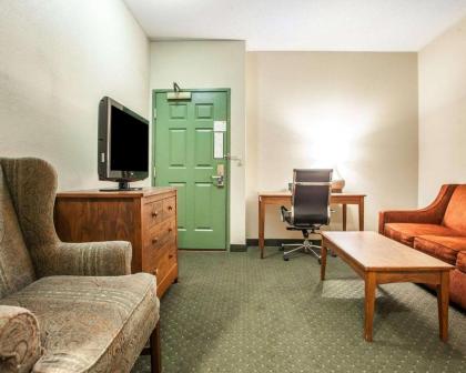 Comfort Suites Milwaukee Airport - image 14