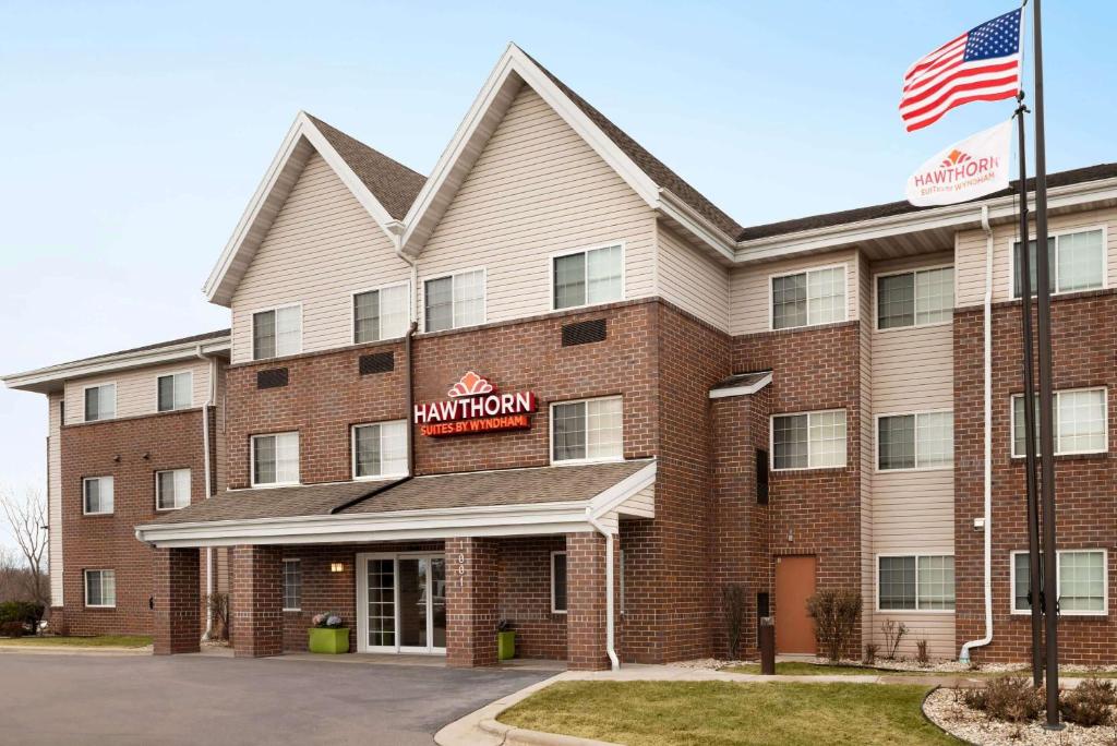 Hawthorn Suites By Wyndham Oak Creek/Milwaukee Airport - main image