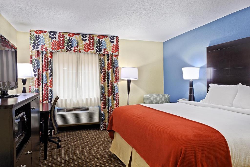 Holiday Inn Express Hotel Fort Campbell-Oak Grove an IHG Hotel - image 3