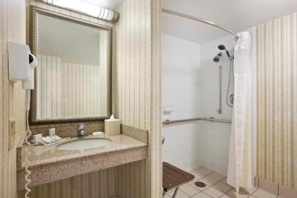 Hilton Garden Inn Oakbrook Terrace - image 7