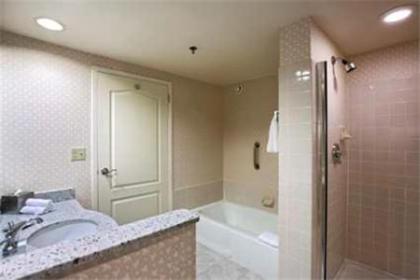 Hilton Suites Chicago/Oakbrook Terrace - image 5