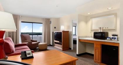 Hilton Suites Chicago/Oakbrook Terrace - image 7