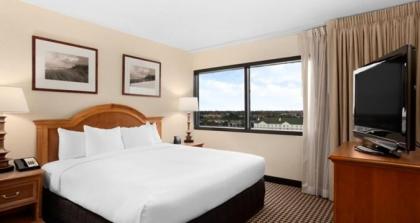 Hilton Suites Chicago/Oakbrook Terrace - image 9