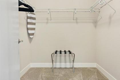 Absolutely Beautiful and Artsy 2BR Apartment in Oakbrook OAK18 - image 14