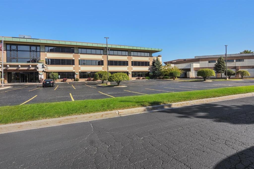 Absolutely Beautiful and Artsy 2BR Apartment in Oakbrook OAK18 - image 3