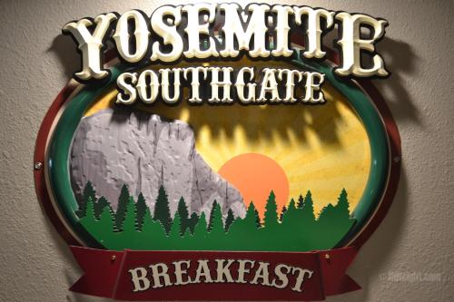 Yosemite Southgate Hotel & Suites - image 3