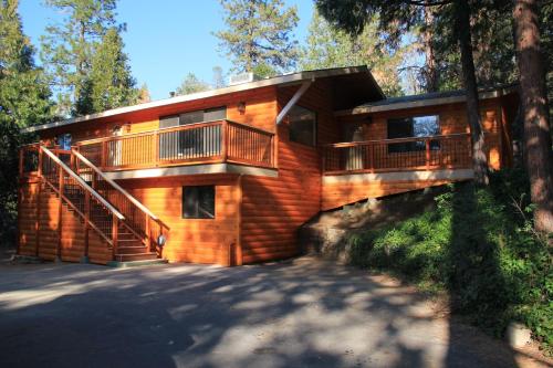 Yosemite's Golden Trout Retreat - image 2