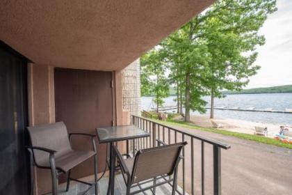 103A   Lakefront Efficiency Style Condo Beautifully Decorated with Balcony Oakland