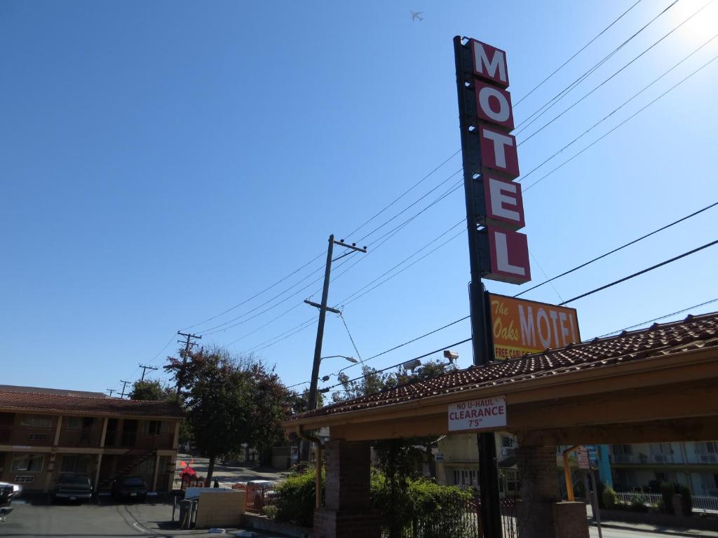 The Oaks Motel - main image