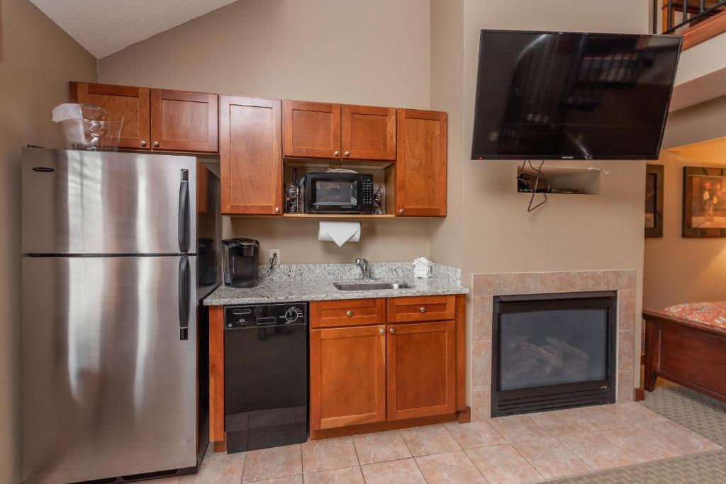 A310- Standard view studio & loft sleeps 6 cozy fireplace & free wifi! - image 2