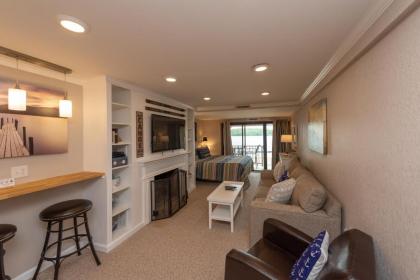 103A - Lakefront Efficiency Style Condo Beautifully Decorated with Balcony! - image 11