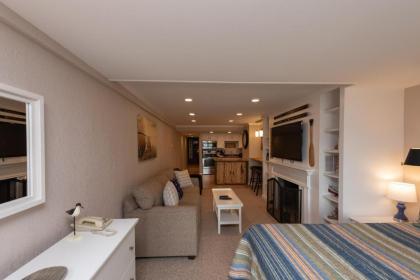 103A - Lakefront Efficiency Style Condo Beautifully Decorated with Balcony! - image 12