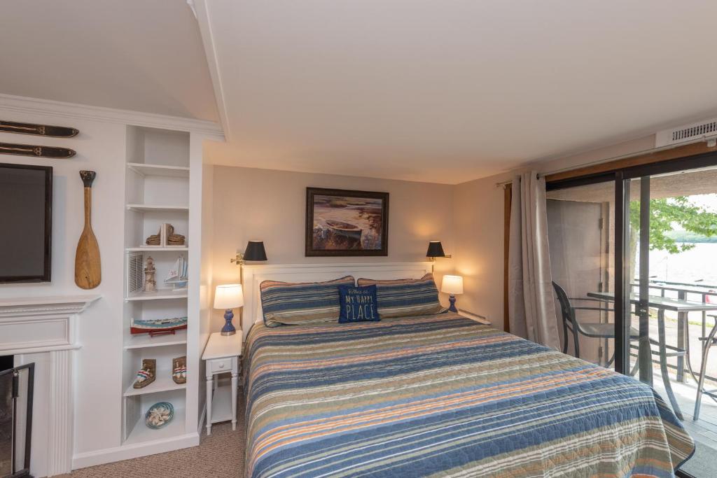 103A - Lakefront Efficiency Style Condo Beautifully Decorated with Balcony! - image 3