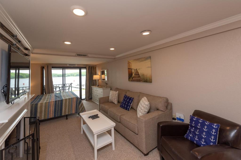 103A - Lakefront Efficiency Style Condo Beautifully Decorated with Balcony! - image 4