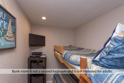 103A - Lakefront Efficiency Style Condo Beautifully Decorated with Balcony! - image 8