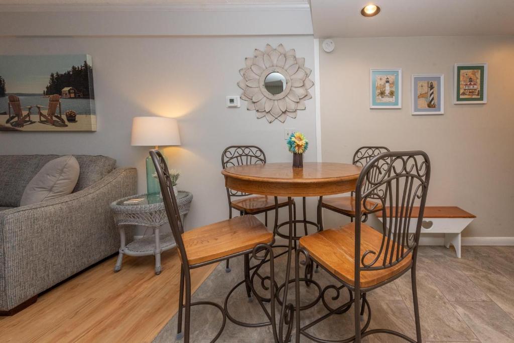 105A Lakefront Efficiency Condo with Patio Recently Updated! - image 4