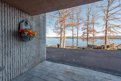 106A - Recently Renovated Lakefront Efficiency Condo with Fireplace! - image 12