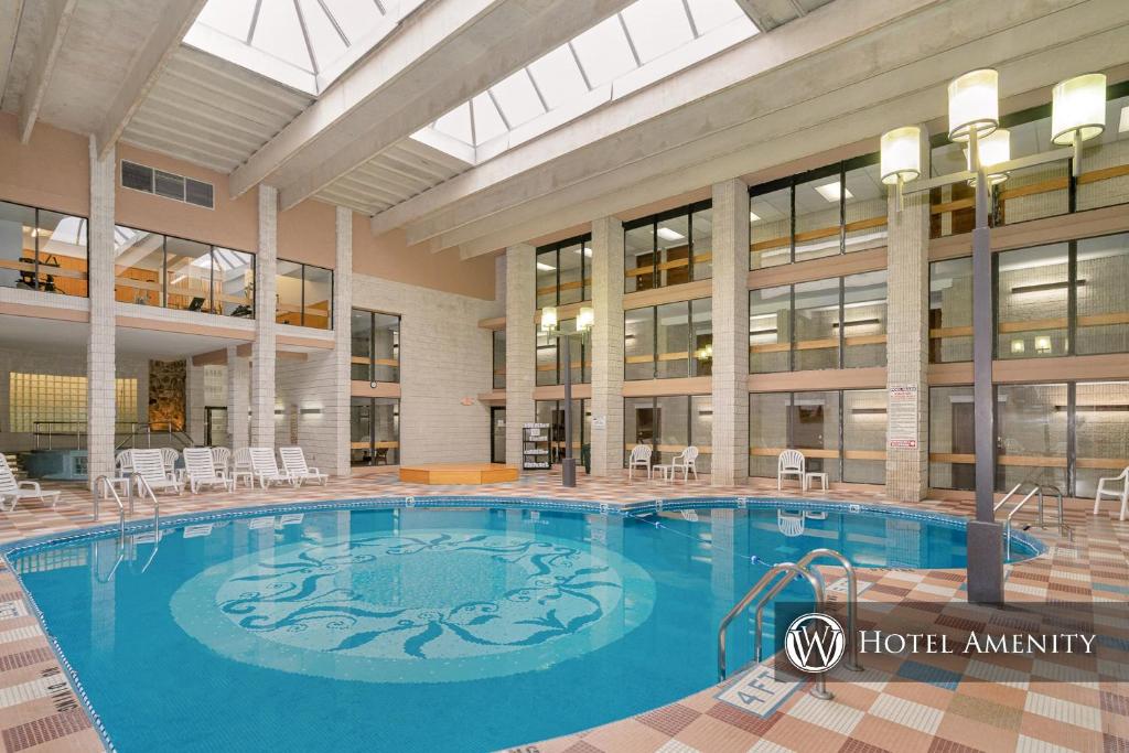 206A - Lakefront Efficiency Condo Indoor Pool Access! - image 3