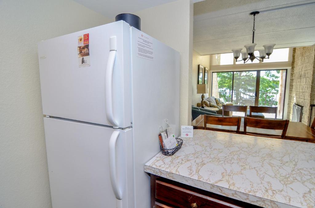 305E - Lakefront 3 Bedroom Condo with 3 Baths Sleeps 8 Free WIFI! - image 7