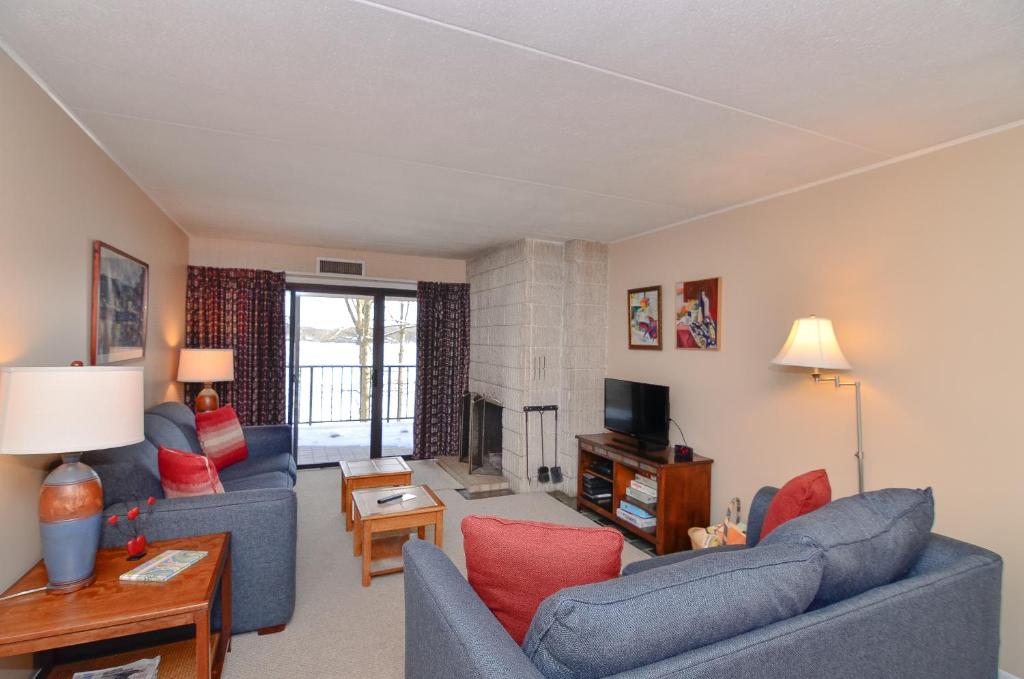 309B - Lakefront One Bedroom Condo Queen Beds Fireplace! - image 7