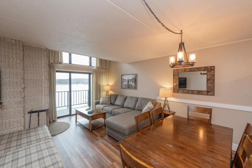 503F - Lakefront 3 Level Condo with 3 Bedrooms 2 Baths Recently Renovated! - image 3