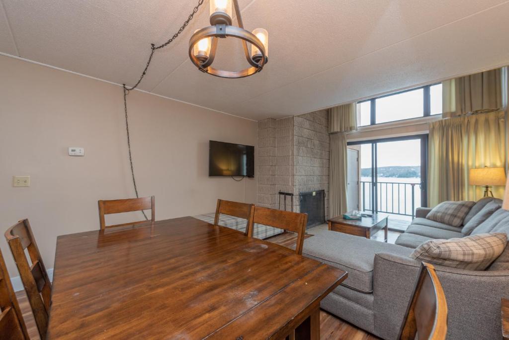 503F - Lakefront 3 Level Condo with 3 Bedrooms 2 Baths Recently Renovated! - image 6