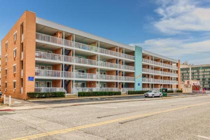 Spacious Beach Block Condo - image 3