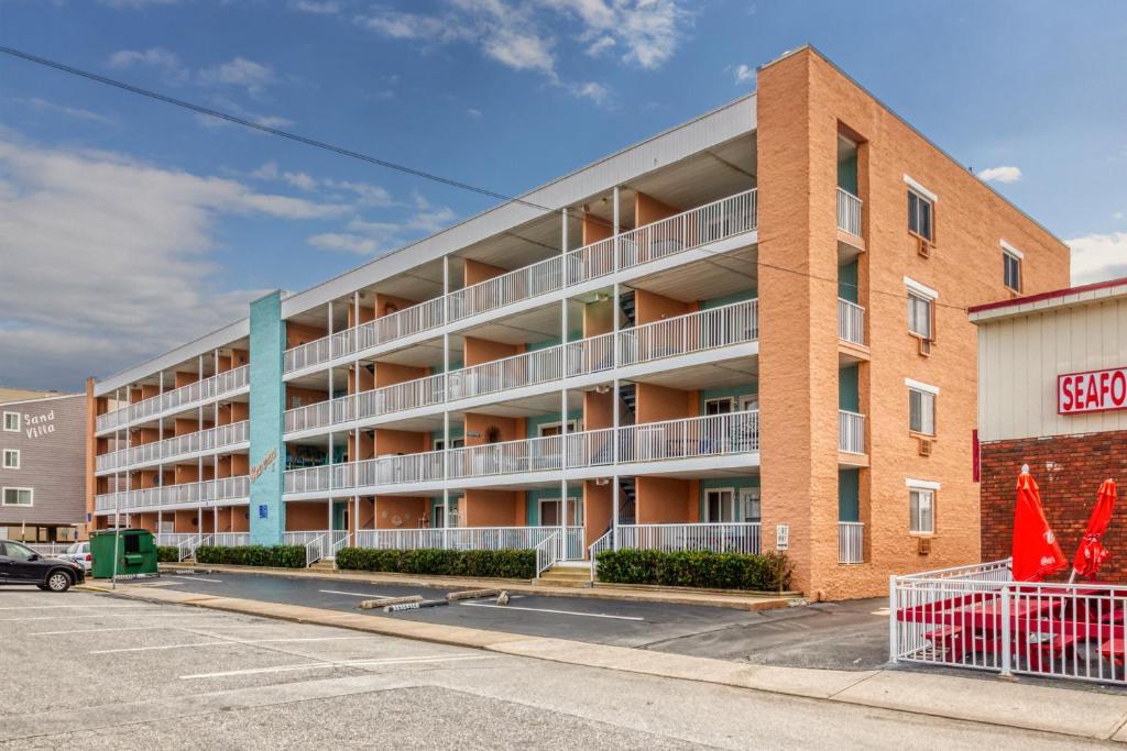 Spacious Beach Block Condo - image 4