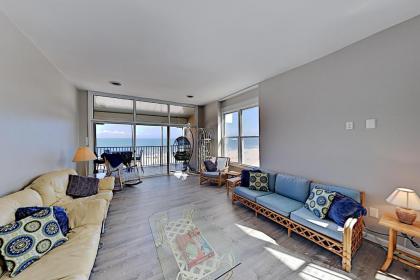 Renovated Beachfront Penthouse - Steps to Sand condo - image 1