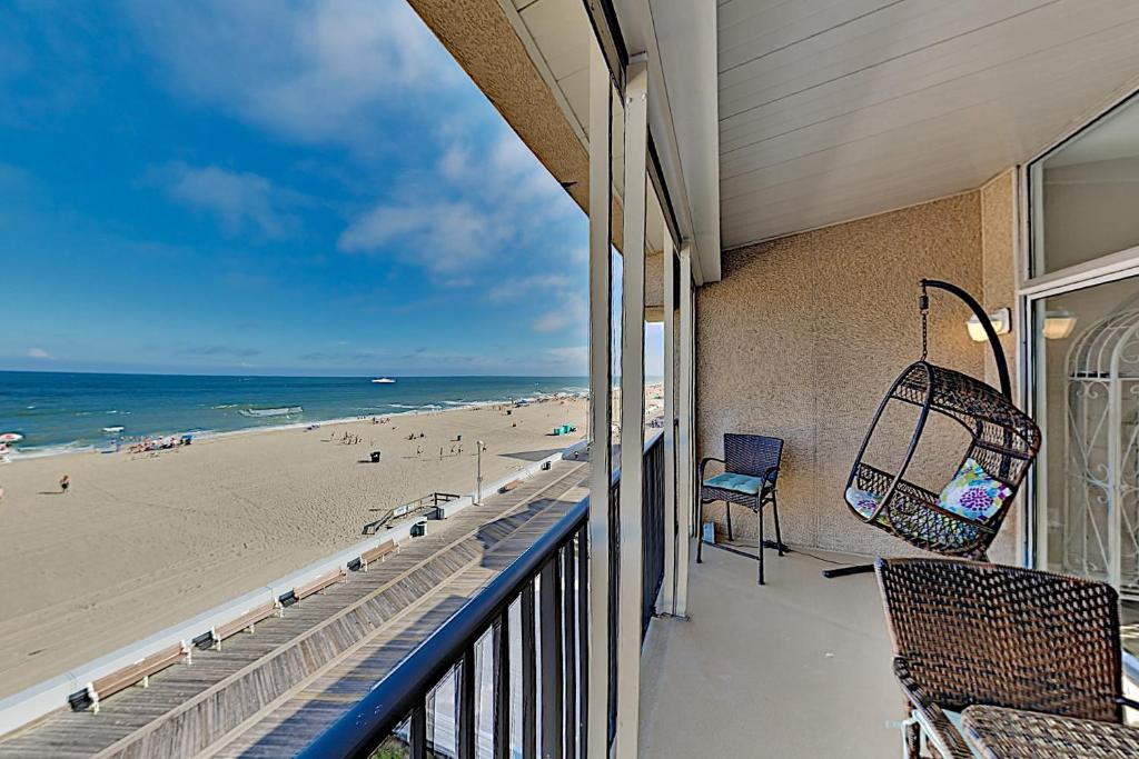 Renovated Beachfront Penthouse - Steps to Sand condo - image 2