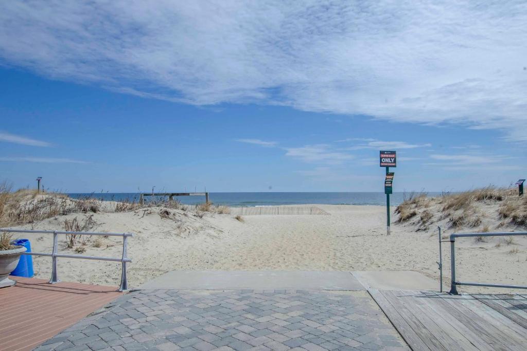 Ocean Grove Apt with Balcony 1 Block to the Beach! - image 3