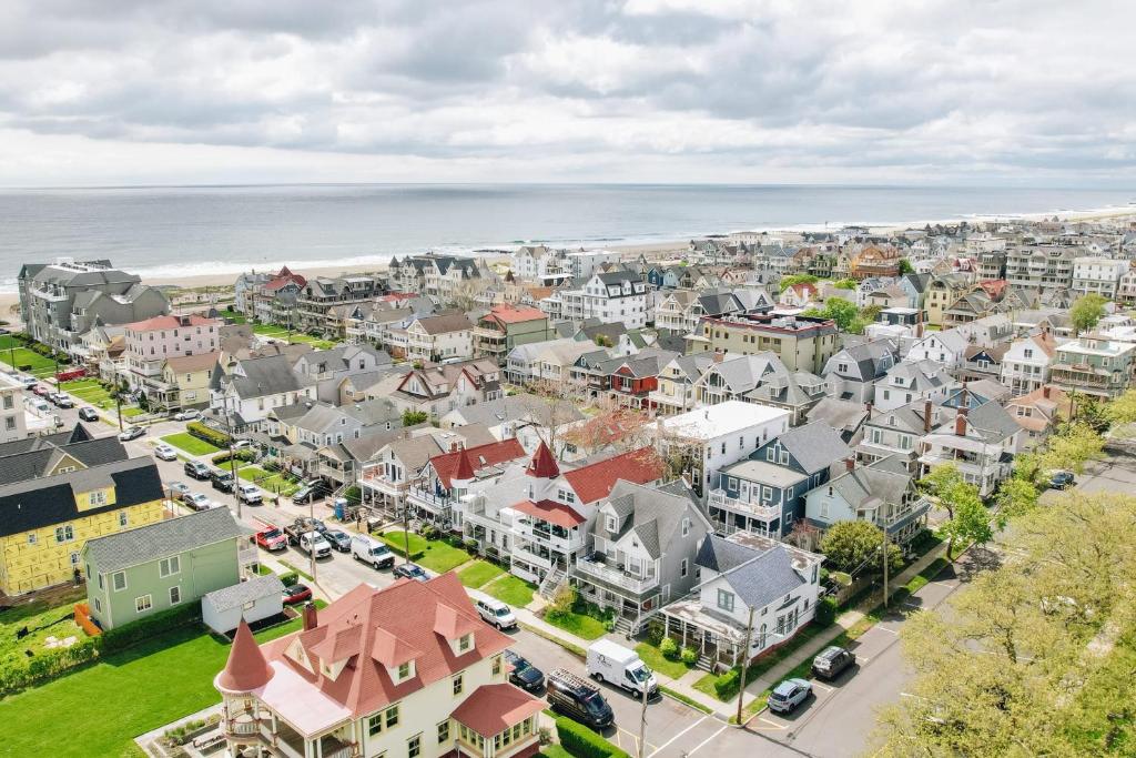 The Allenhurst Beach Apartment #8 - Small Studio with Bathroom & Kitchen - image 3