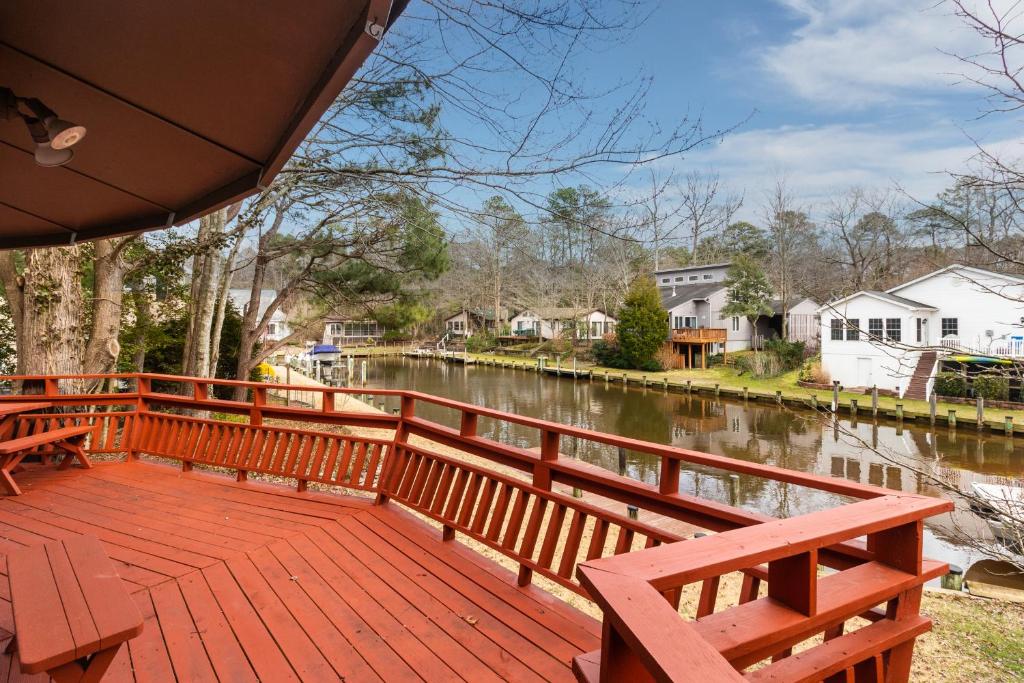 Dockside Retreat - image 6