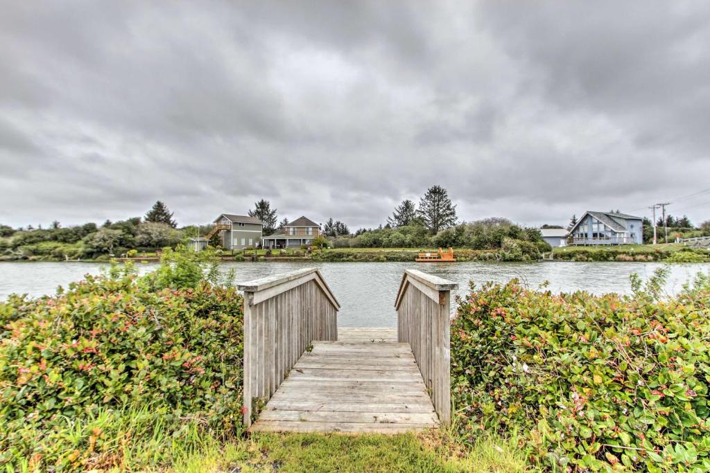 Ocean Shores Home with Hot Tub - Walk to Beach Canal - image 2