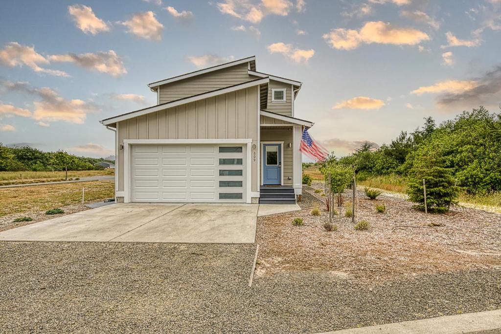 The Jetty House - Oyhut Bay Seaside Village - main image