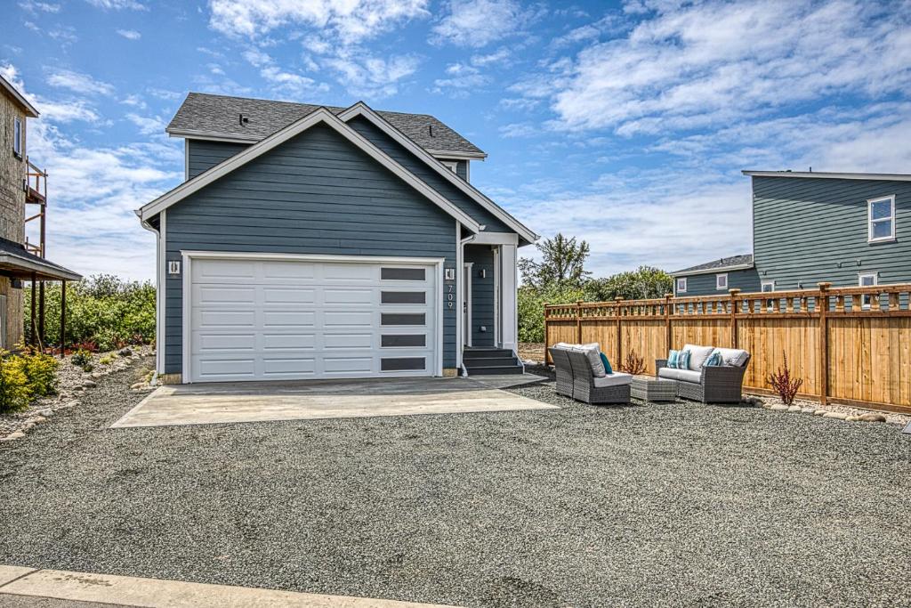 Barefoot Beach House - Oyhut Bay Seaside Village - main image