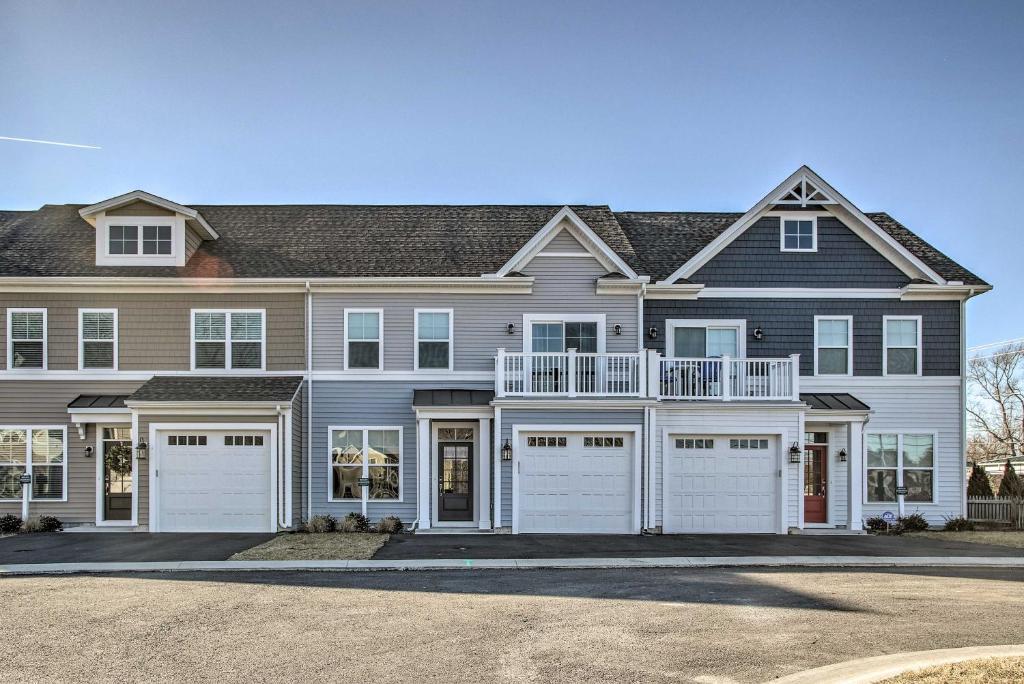 Modern Townhome with Patio 1 5 Mi to Bethany Beach! - image 2