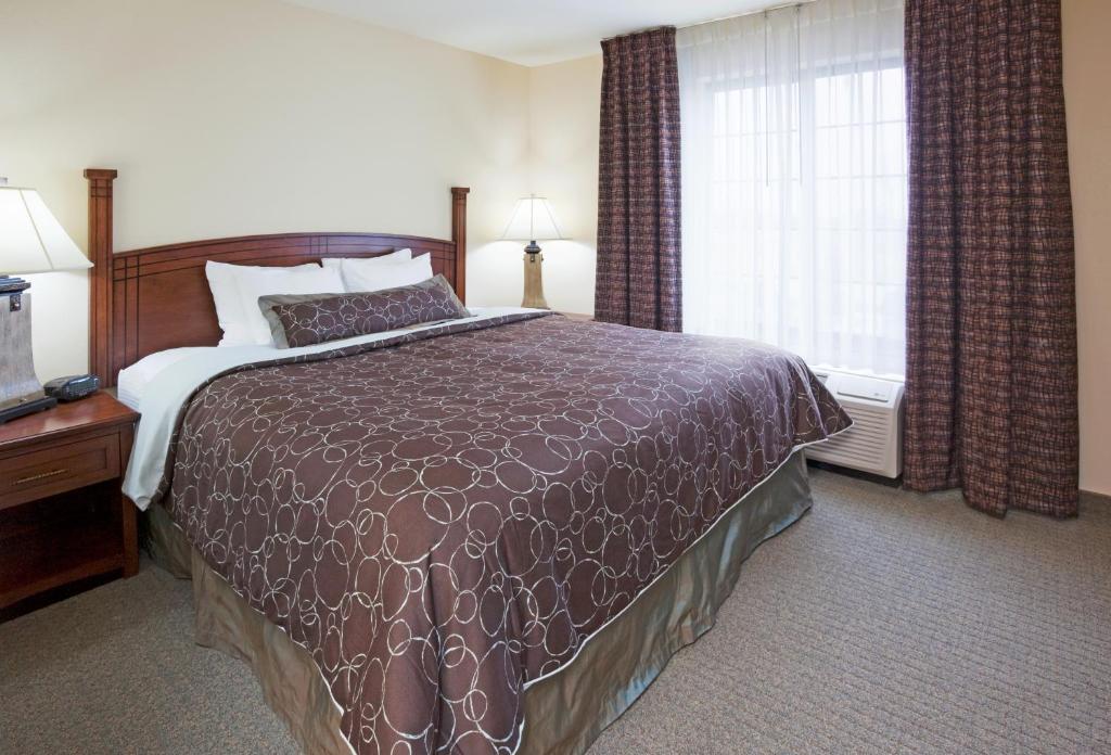 Staybridge Suites Milwaukee West-Oconomowoc an IHG Hotel - image 5