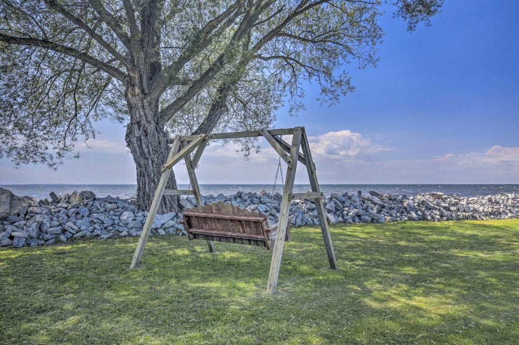 Cozy Waterfront Home on the Bay of Green Bay! - main image