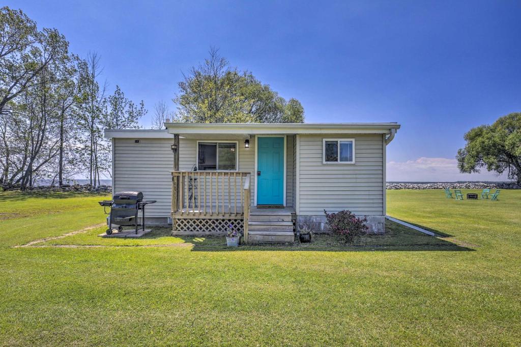 Cozy Waterfront Home on the Bay of Green Bay! - image 4