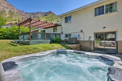 Mountainside Lovers Oasis with Deck Walk to Trails! - image 3