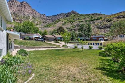 Mountainside Lovers Oasis with Deck Walk to Trails! - image 5